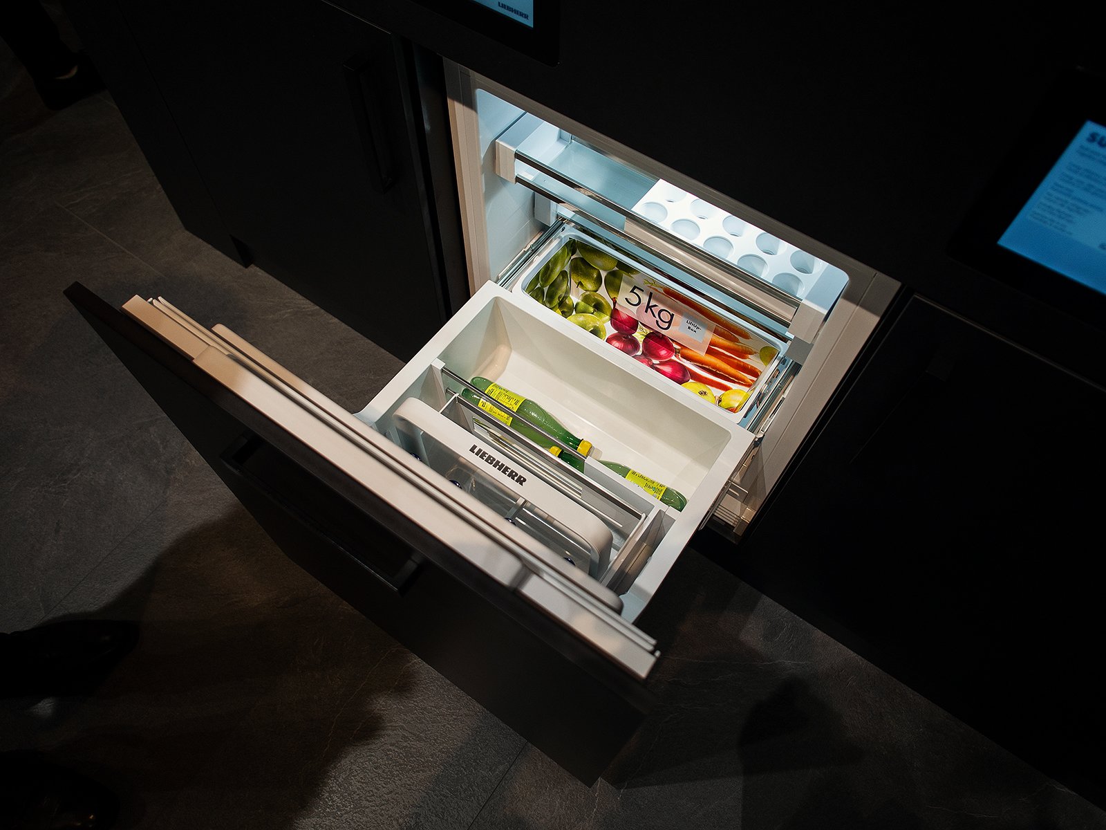 двухдверный холодильник под столешницу